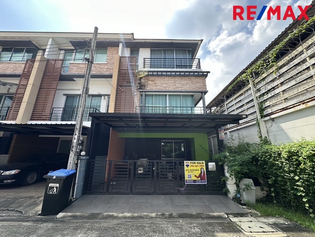 For SaleTownhouseKaset Nawamin,Ladplakao : 🔥🔥**Urgent sale! 3-storey townhouse, Town Plus Kaset-Nawamin, Rim Nai, area 32 sq m., cheapest, only 4.9 million, suitable for office or residence*