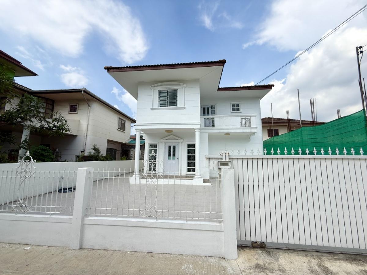 For SaleHousePhutthamonthon, Salaya : For sale‼️Single house, Phrom Phithak Village 2, Phutthamonthon Sai 4 Road, near Mahidol University, Salaya. The house has been renovated throughout‼️Near the main road, size 50 sq m., 4 bedrooms, 2 bathrooms, the house has a large area, can park 3-4 cars