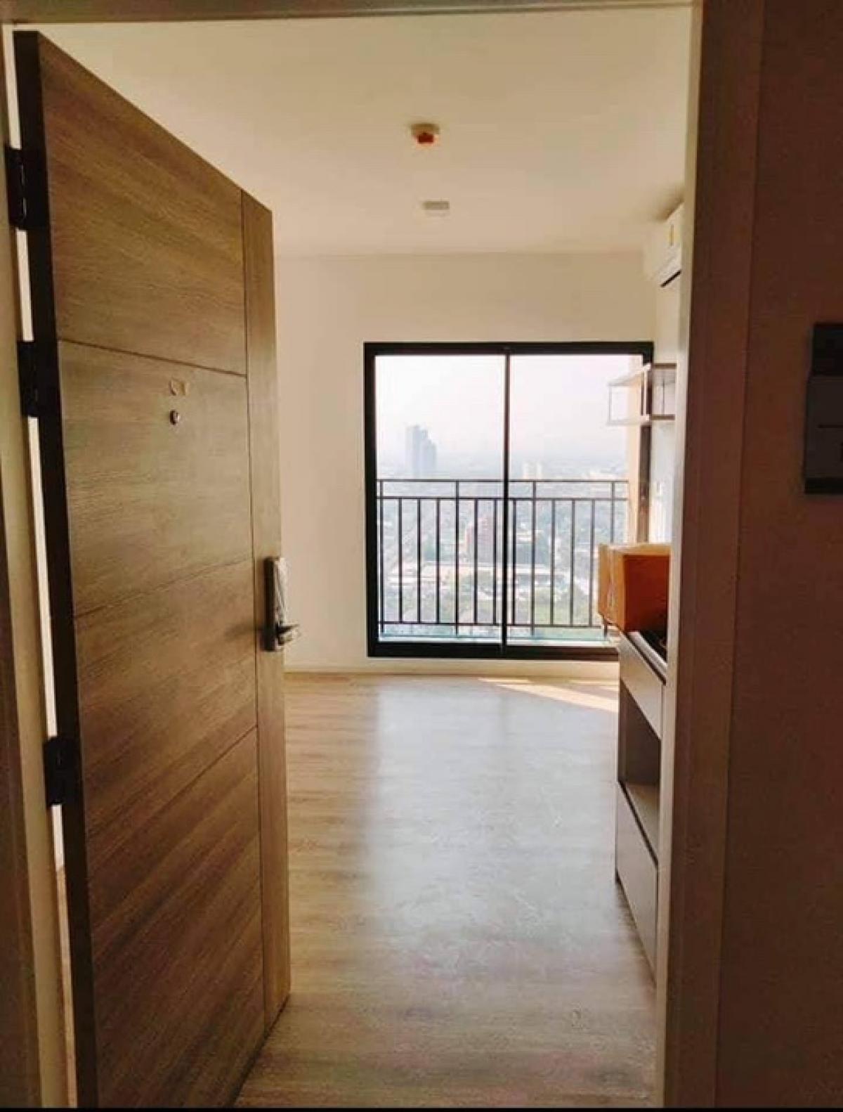 For SaleCondoSamut Prakan,Samrong : For sale highest floor of Building B. 250 meter from MRT Thippawan station (yellow line). Nice view 1 bedroom type. Kensington Sukhumvit-Thepharak.