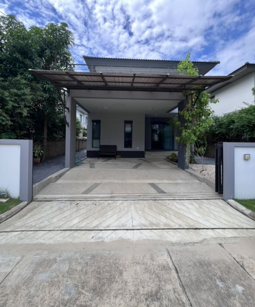 For RentHouseBangna, Bearing, Lasalle : Single house, 3 bedrooms, 3 bathrooms, parking for 2 cars, 50.3 square wah, usable area 150 sq m, 2 floors, clothes drying area beside the house, Thai kitchen behind the house, ready to move in, quality project, very good environment, quiet, safe, excelle