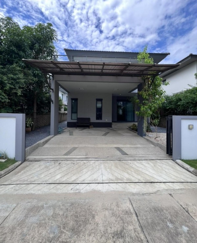 For RentHouseBangna, Bearing, Lasalle : Single house, 3 bedrooms, 3 bathrooms, parking for 2 cars, 50.3 square wah, usable area 150 sq m, 2 floors, clothes drying area beside the house, Thai kitchen behind the house, ready to move in, quality project, very good environment, quiet, safe, excelle