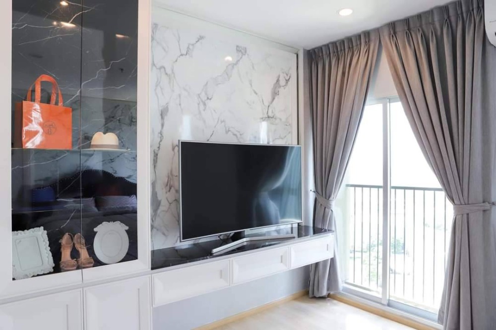 For SaleCondoRatchadapisek, Huaikwang, Suttisan : This is a very beautiful built-in room. The price is very cheap. Noble Reovolve Ratchada2 is only 6,990,000 baht. It's 52 sq m. It's a great value on a high floor.