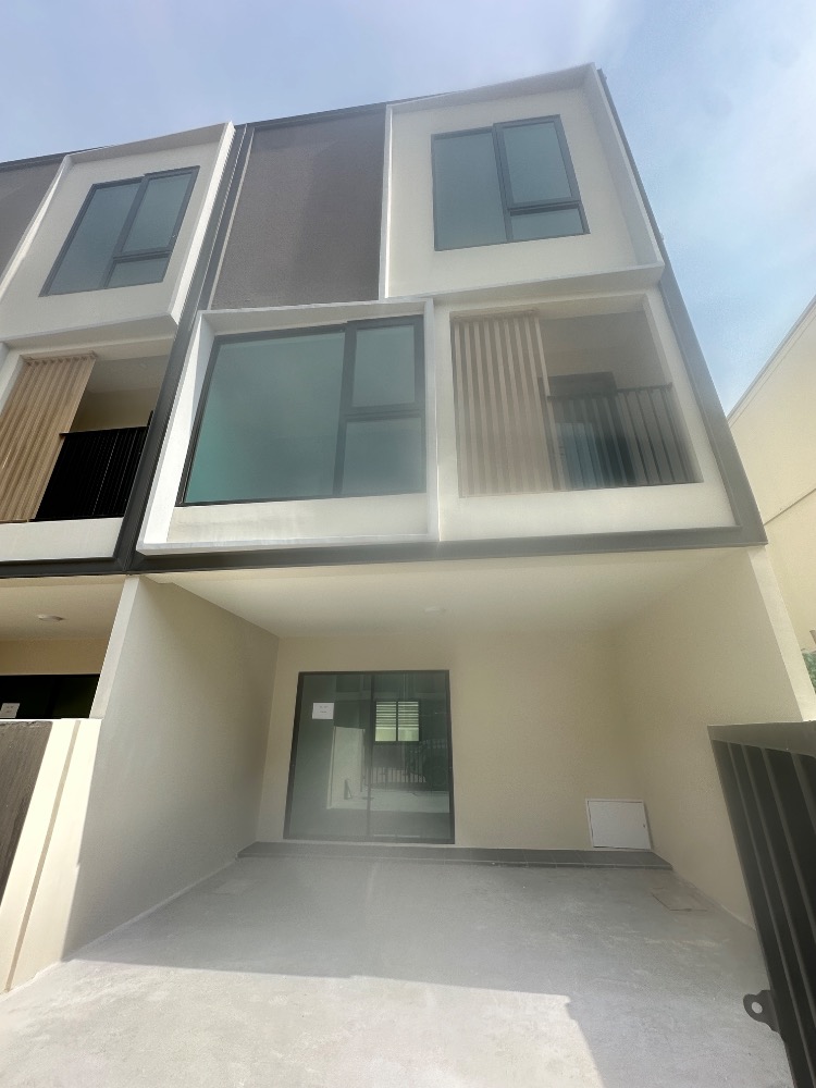 For RentTownhouseBangna, Bearing, Lasalle : 3-storey townhouse, never occupied, for rent in Bangna-Bangkaew area, near Sinphaet Hospital, Theparak, only 3.3 km.