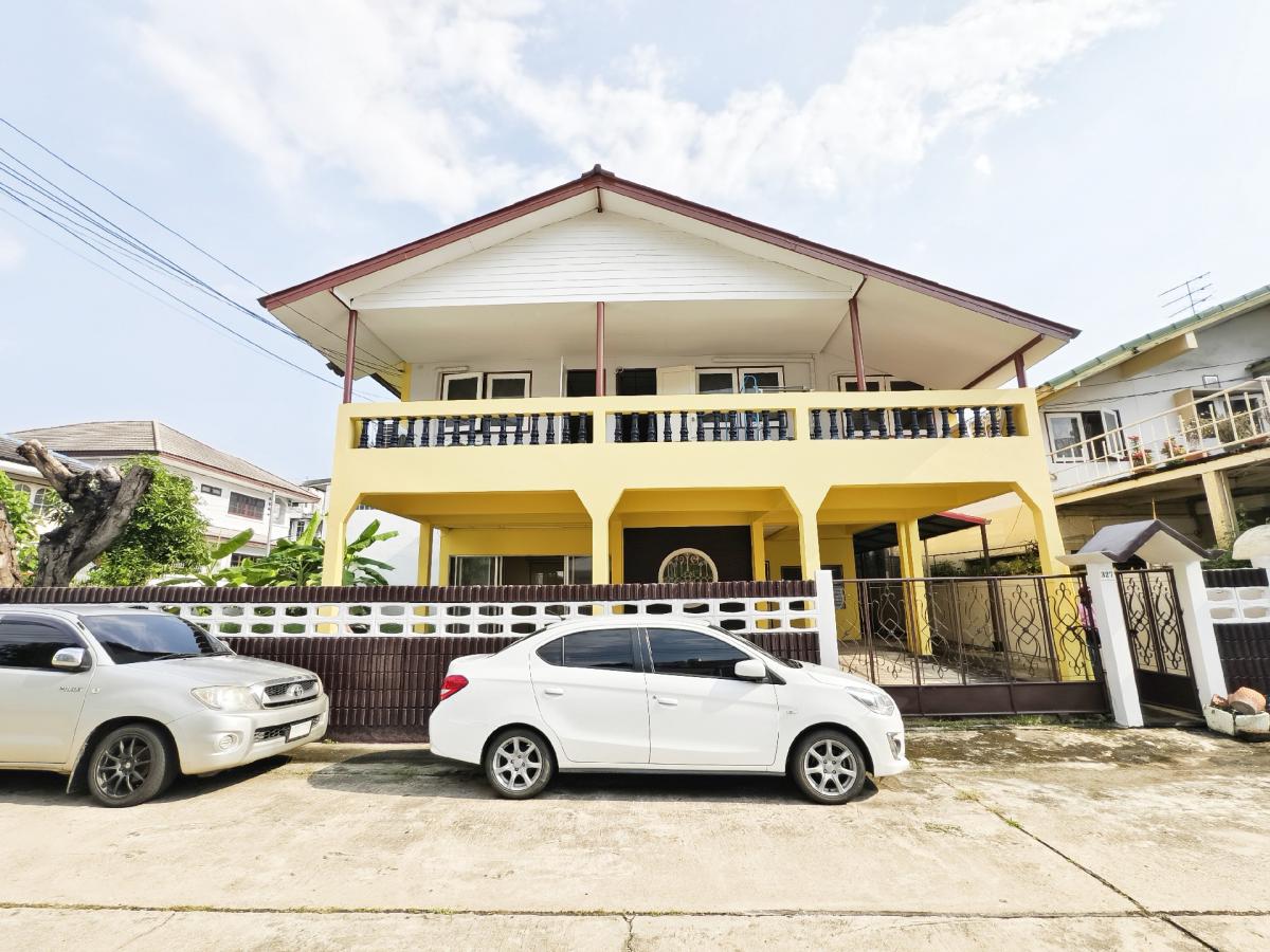 For RentHouseBangna, Bearing, Lasalle : Single house for rent, 90 sq.w., Thawaraniwet Village, Bangna-Trad, Soi 14, 4 bedrooms, large living room, 4 parkings, has a green zone, pets friendly