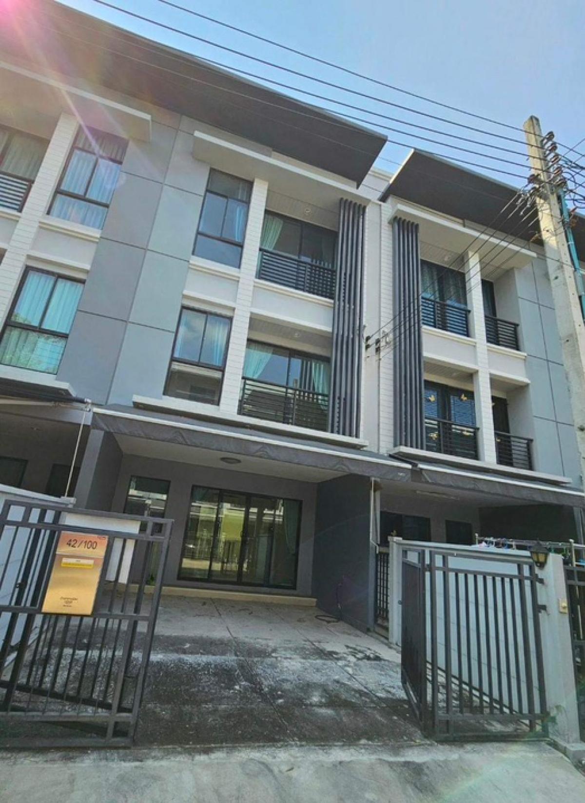 For SaleTownhouseRattanathibet, Sanambinna : Selling below cost!! Ready to move in!! House in good condition, front of house faces north, kitchen extension already provided (price negotiable) #Baan Klang Muang Rattanathibet