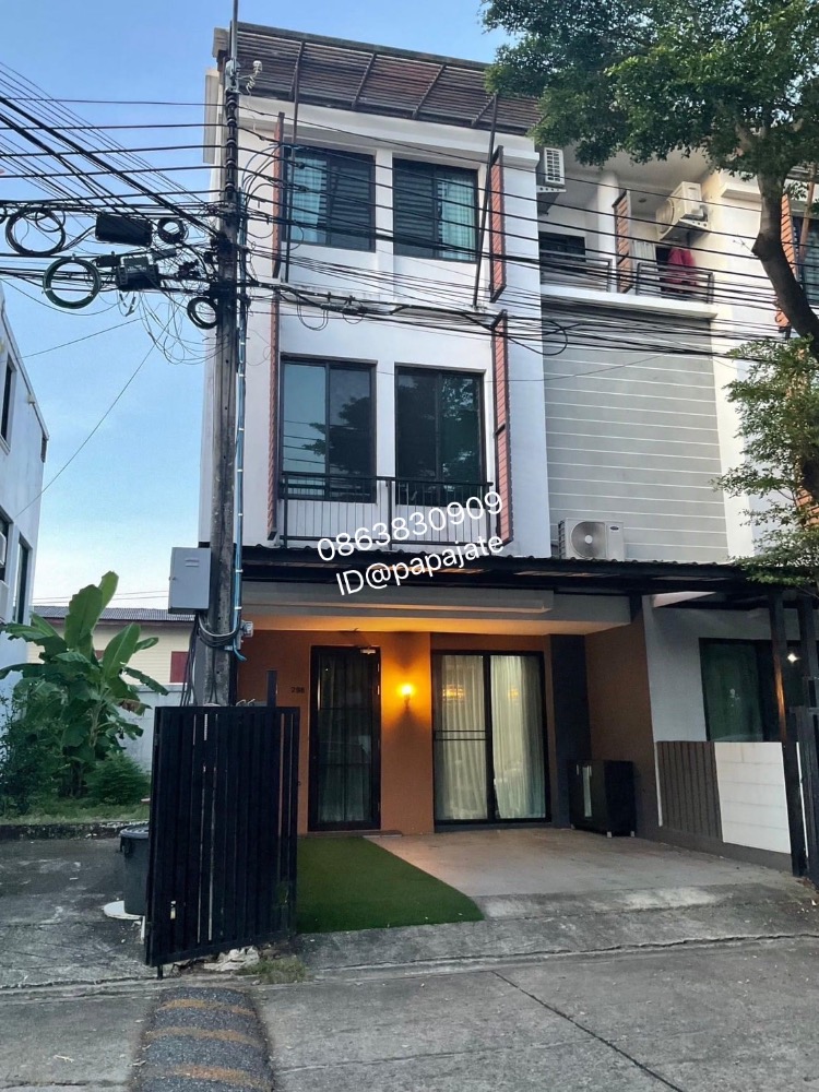 For SaleTownhouseKaset Nawamin,Ladplakao : House for sale, Ariya Nova Lat Phrao Village, pool view, garden view, front and back of the house do not collide with anyone.