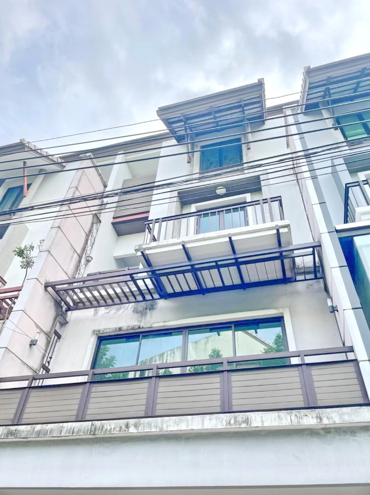 For SaleTownhouseRatchadapisek, Huaikwang, Suttisan : HK0019😍 For SELL Selling 4-storey townhouse, 🚪4 bedrooms🚄near MRT Sutthisan🏢Sutthisan🔔House area: 23.10 sq.wa🔔Usable area: 200 sq.m.💲Selling: 10,000,000฿📞O99-5919653,O65-9423251✅LineID:@sureresidence