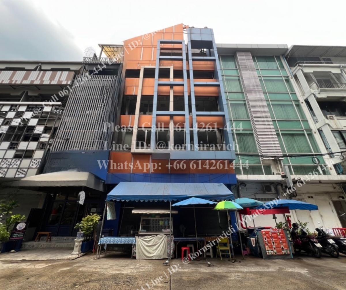 For RentShophouseSukhumvit, Asoke, Thonglor : For rent: 2 commercial buildings, 5.5 floors, Asoke, Sukhumvit, near BTS, only 70 meters, location Soi