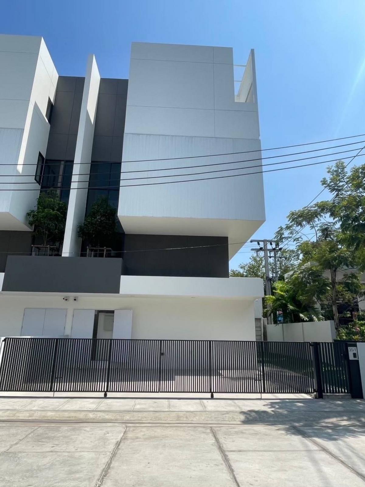 For RentHouseVipawadee, Don Mueang, Lak Si : 🔴100,000 ฿🔴🏘🏠 Townhome Akin Vibhavadi ✅ Luxury townhome, good location, near shopping malls 🎉🎉 Happy to serve 🙏 Interested, please contact 𝙇𝙄𝙉𝙀 (very fast response): 📱 Property code 6711-0108 📱: Line ID: @bbcondo88