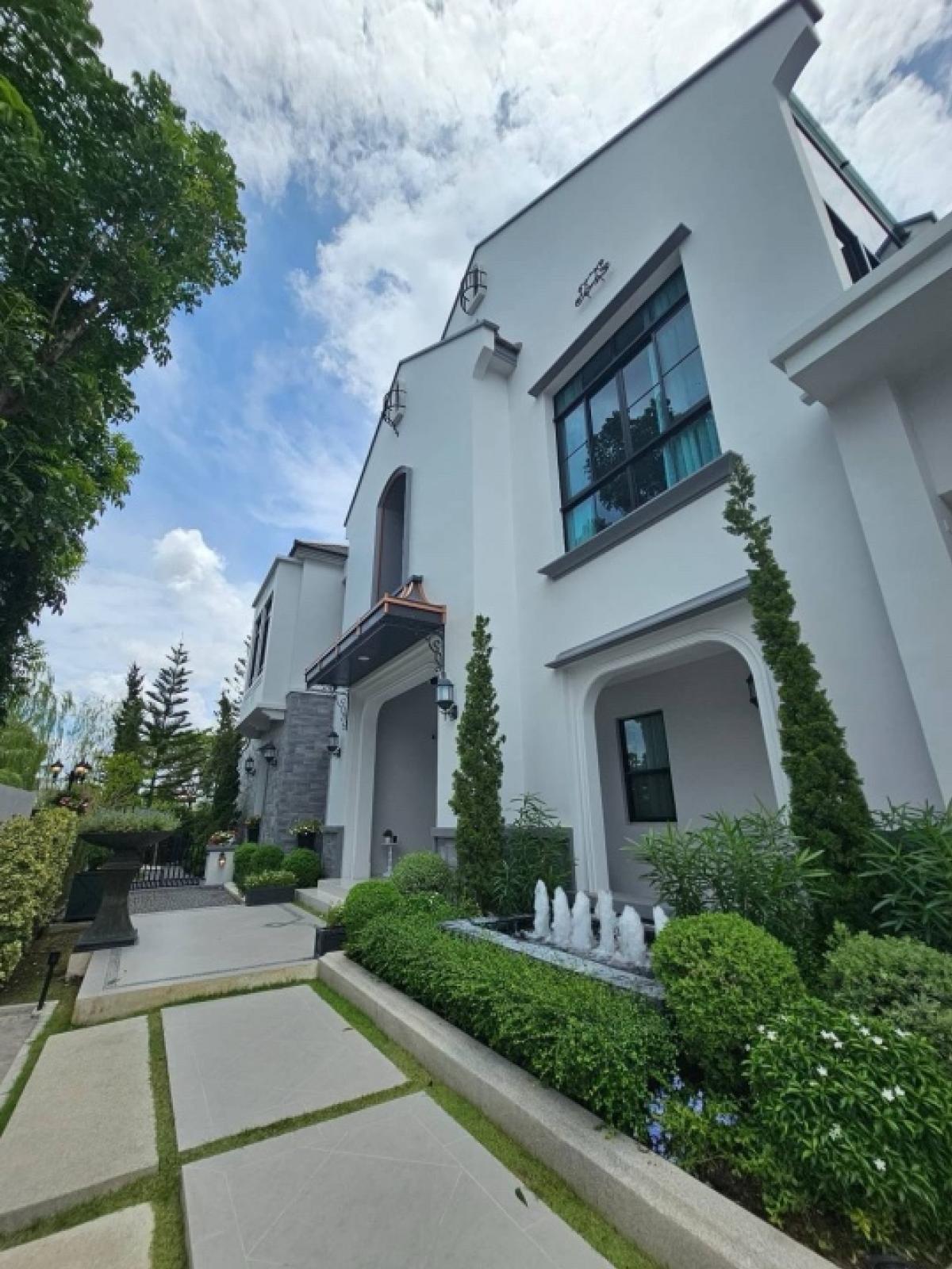 ให้เช่าบ้านพัฒนาการ ศรีนครินทร์ : 📢👇 Sell / rent a luxury house at Nantawan Rama 9-New Krungthep Kreetha Village (Nantawan Rama9-New Krungthep Kreetha), convenient to travel on many routes.