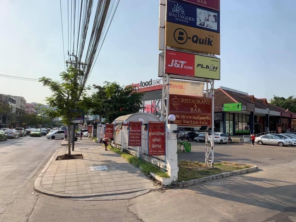 For LeaseholdOfficePattanakan, Srinakarin : Urgent sale, prime location, on the main road, next to Makro On Nut, with parking space, suitable for opening a shop, doing business, not high rent