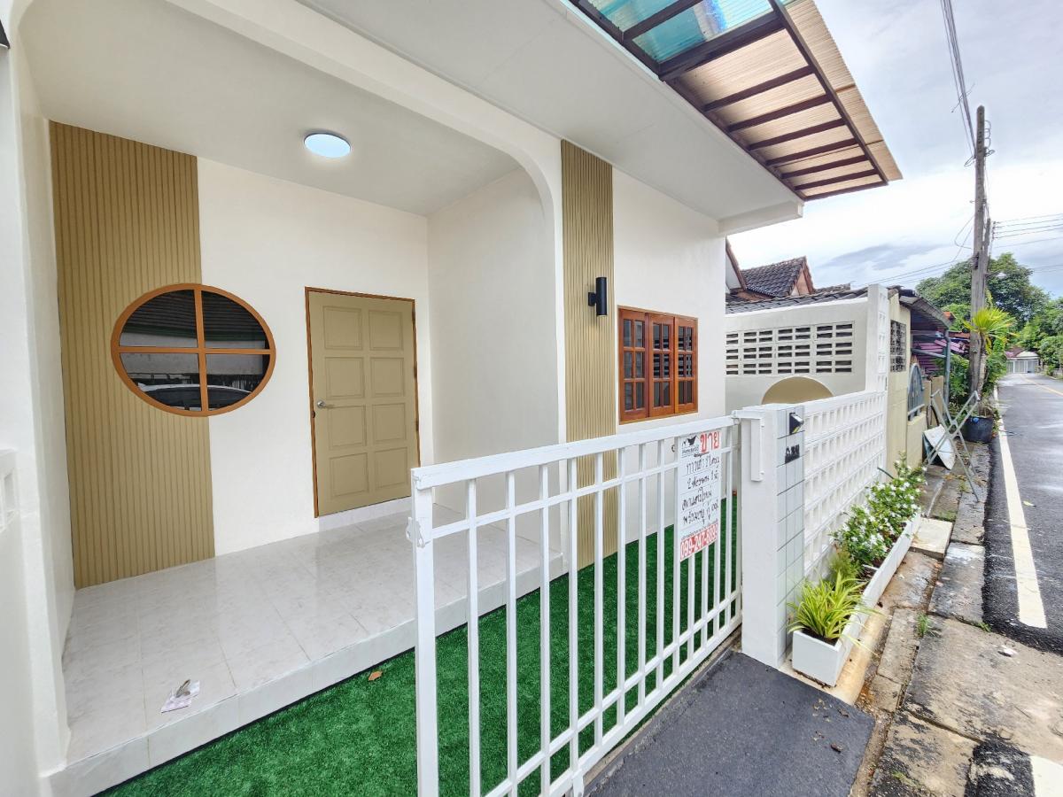 For SaleTownhouseKoh Samui, Surat Thani : Townhouse for sale, price less than a million, Rung Ruang Village, near Wat Phra That Chaiya, Surat Thani, ready to move in, interested contact 0992478899