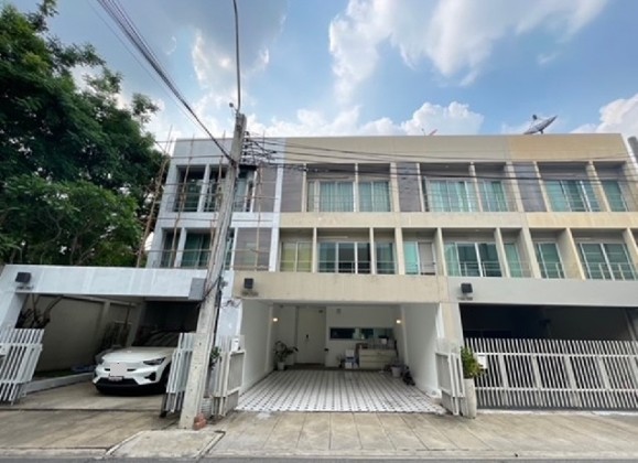 For RentTownhousePattanakan, Srinakarin : Call 081-632-0632 Townhouse for rent, 3 floors, Noble Cube Village, Phatthanakan / Noble Cube / Beautiful house, fully furnished / air conditioners throughout the house / for living or Home Office (no company registration)