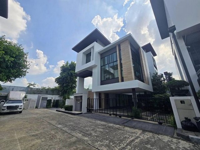 For RentHome OfficeKaset Nawamin,Ladplakao : HR1933 3-storey detached house for rent, Nirvana Beyond Kaset Nawamin project, suitable for an office or residence.