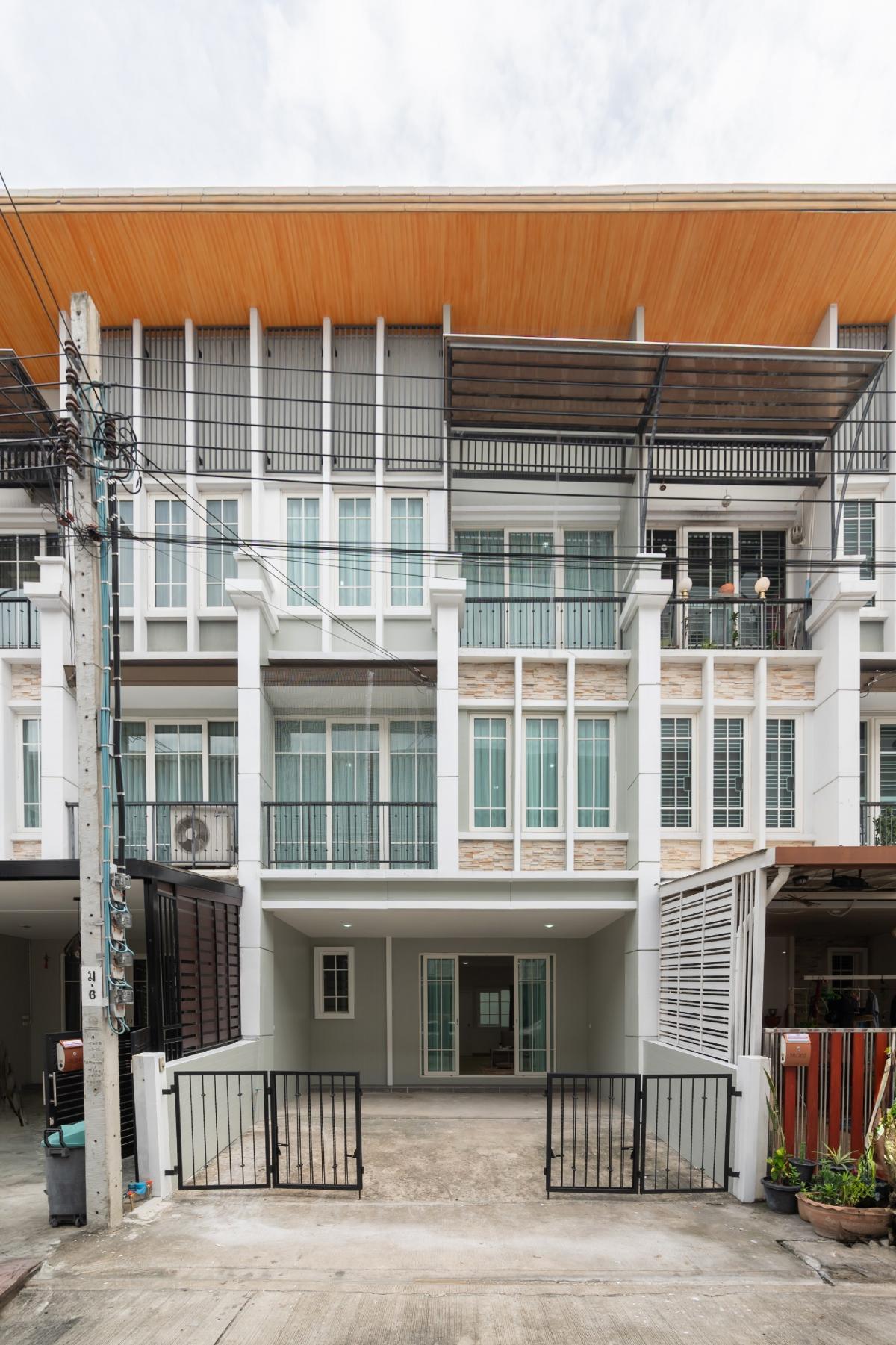 For SaleTownhouseKaset Nawamin,Ladplakao : **For sale: Luxurious townhouse 