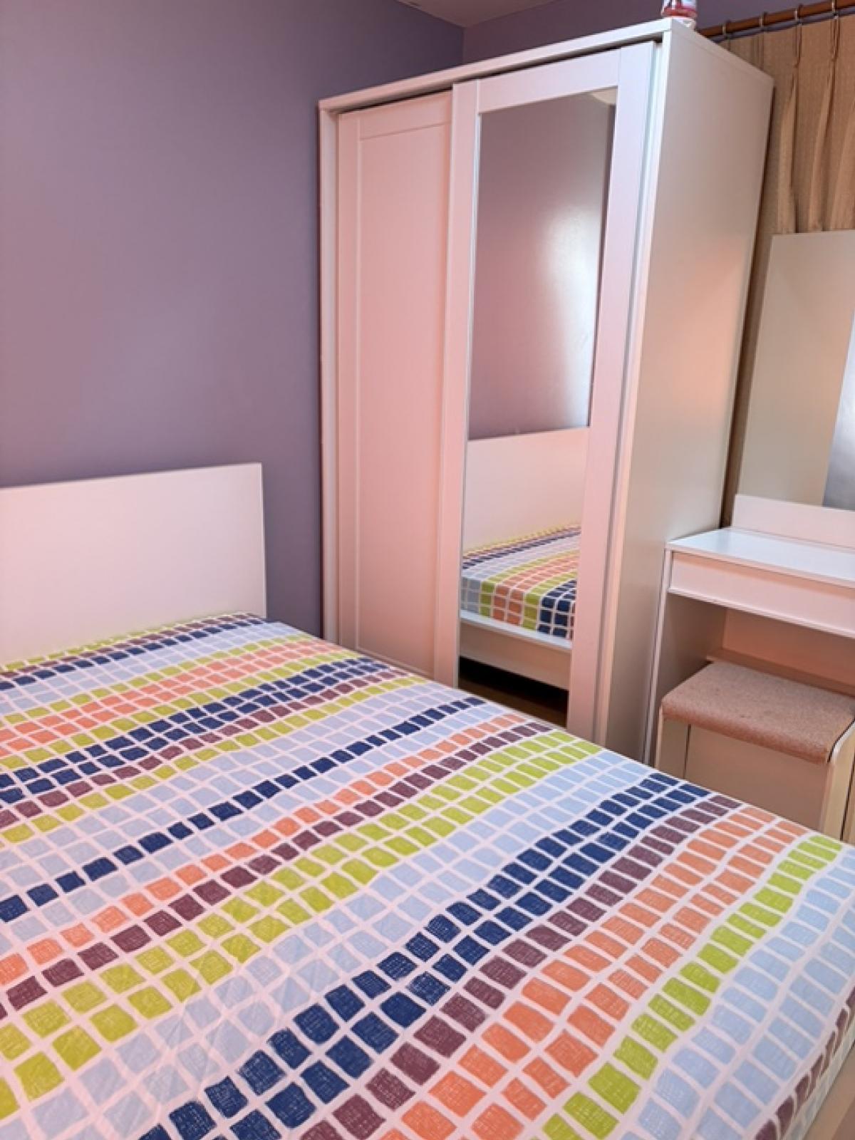 For RentCondoRamkhamhaeng, Hua Mak : Ready to move in, the room is decorated in beautiful lavender purple, giving a relaxing feeling. Come quickly, go quickly, 6th floor, 2 air conditioners, washing machine, digital TV.