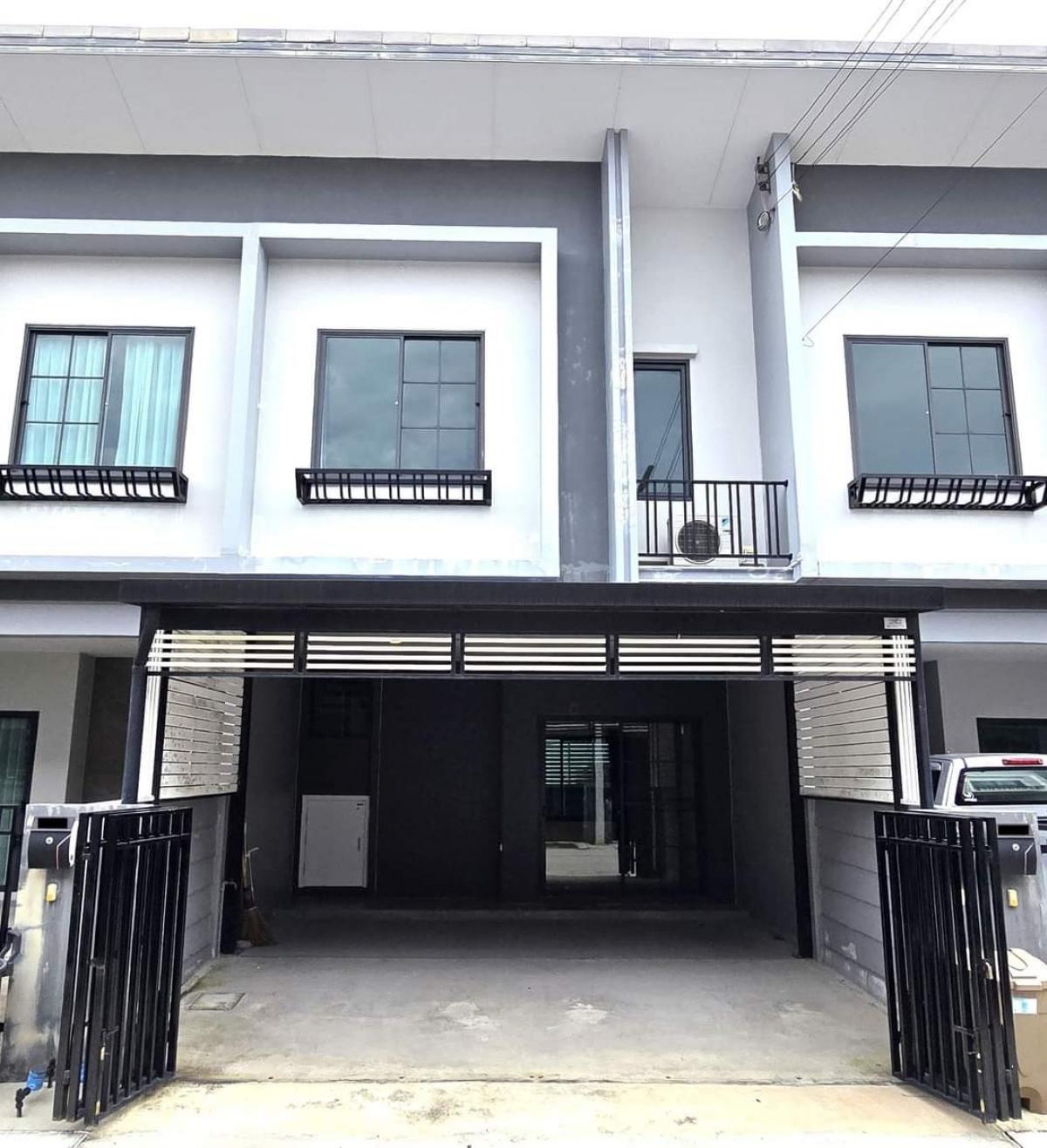 For RentTownhousePathum Thani,Rangsit, Thammasat : For rent: 2-storey townhouse, Britannia Village, Hathairat. Very new house, barely lived in. Built-in kitchen and roof extension at both the front and back of the house. Complete with air conditioners and curtains.