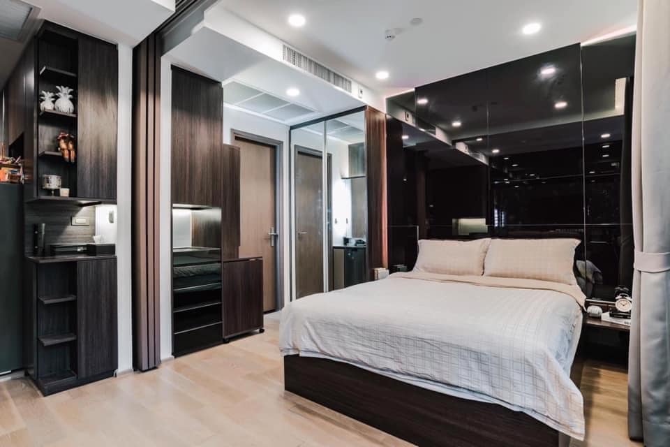 For SaleCondoSiam Paragon ,Chulalongkorn,Samyan : Ashton Chula Silom【𝐒𝐄𝐋𝐋 & 𝐑𝐄𝐍𝐓】🔥 Modern, luxurious room in the heart of the city, decorated with wood and cool dark tone marble patterns. Fully furnished 🔥 Contact Line ID: @hacondo