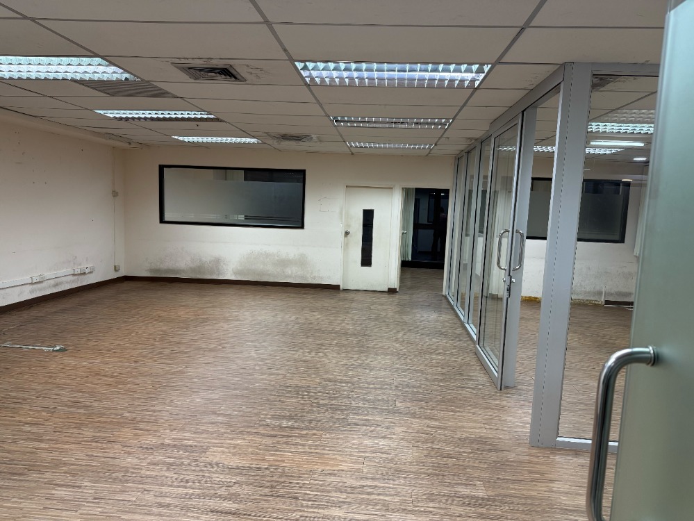 For RentOfficeRatchathewi,Phayathai : For rent: Office space, Phayathai Plaza Building, 100 sq m, 10 steps to BTS Phayathai, open view, airy and comfortable.