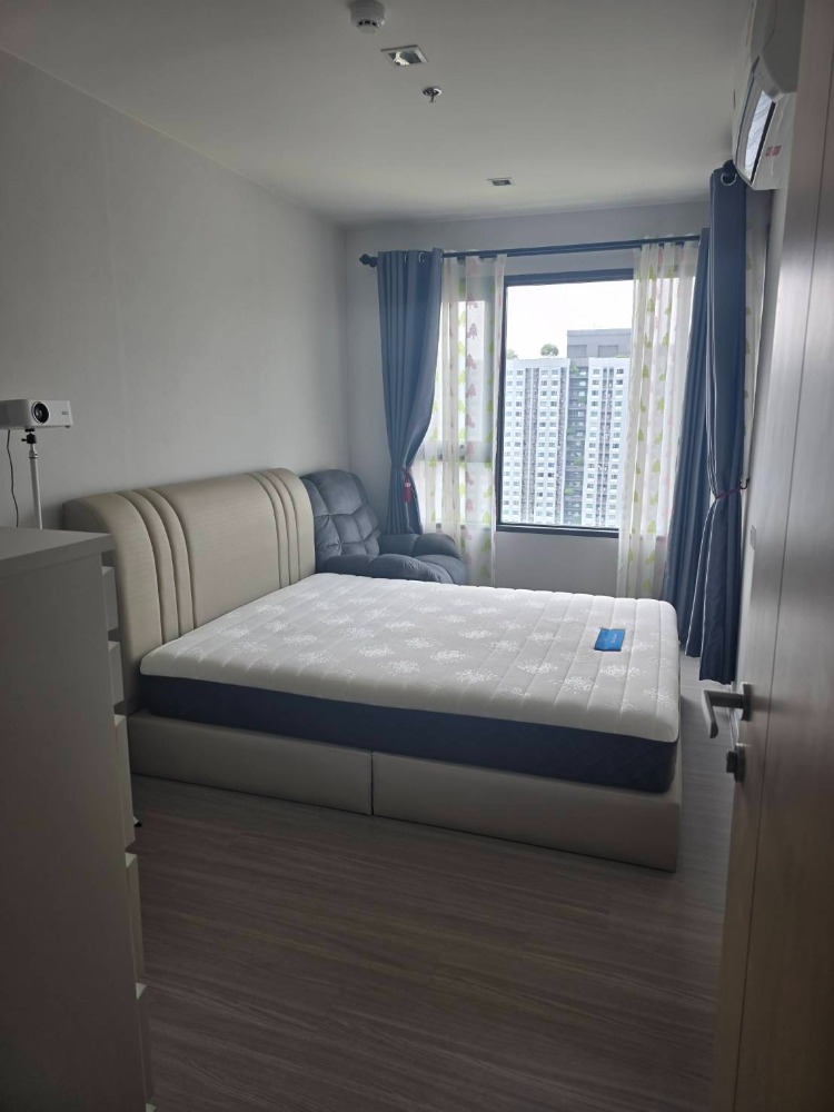 For RentCondoThaphra, Talat Phlu, Wutthakat : Condo for rent: Life Sathorn Sierra, only 150 meters from BTS Talat Phlu Station.