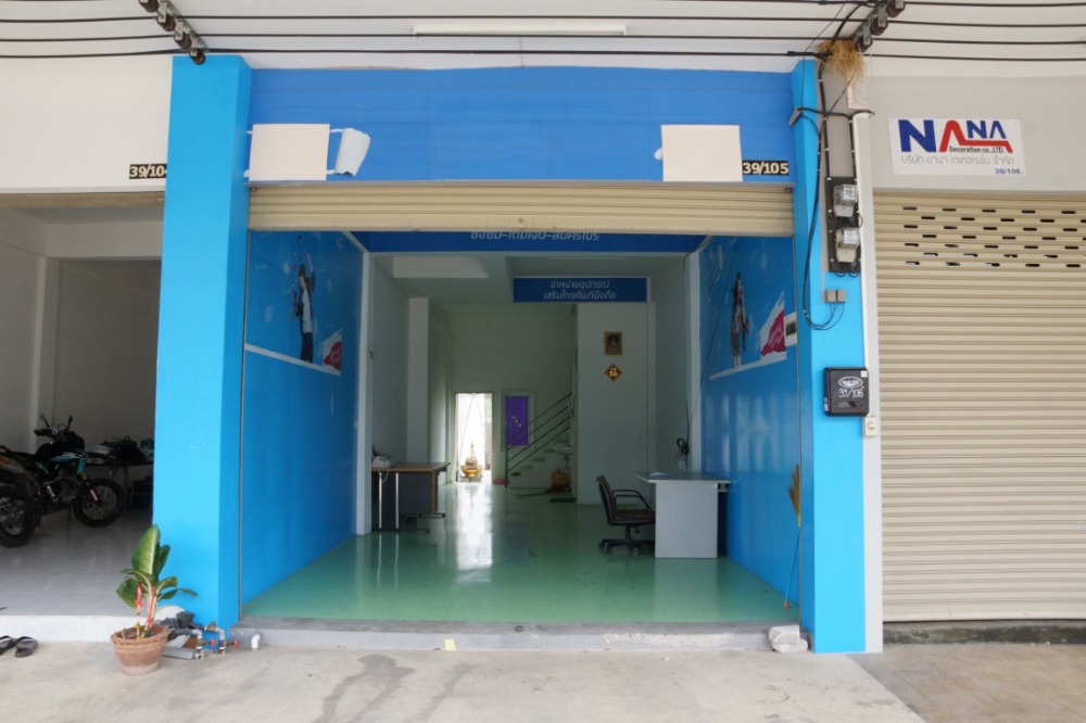 For RentShop HousePathum Thani,Rangsit, Thammasat : Commercial building for rent, Lam Luk Ka, for rent, shophouse, 3-storey commercial building, Lam Luk Ka, Khlong 7, with parking, on the road, community area