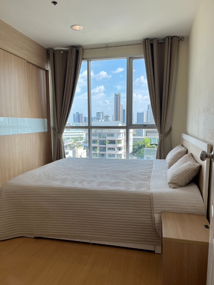 For RentCondoOnnut, Udomsuk : Condo for rent: Life@Sukhumvit, near BTS Phra Khanong, approximately 250 meters, and BTS Ekkamai, approximately 450 meters.