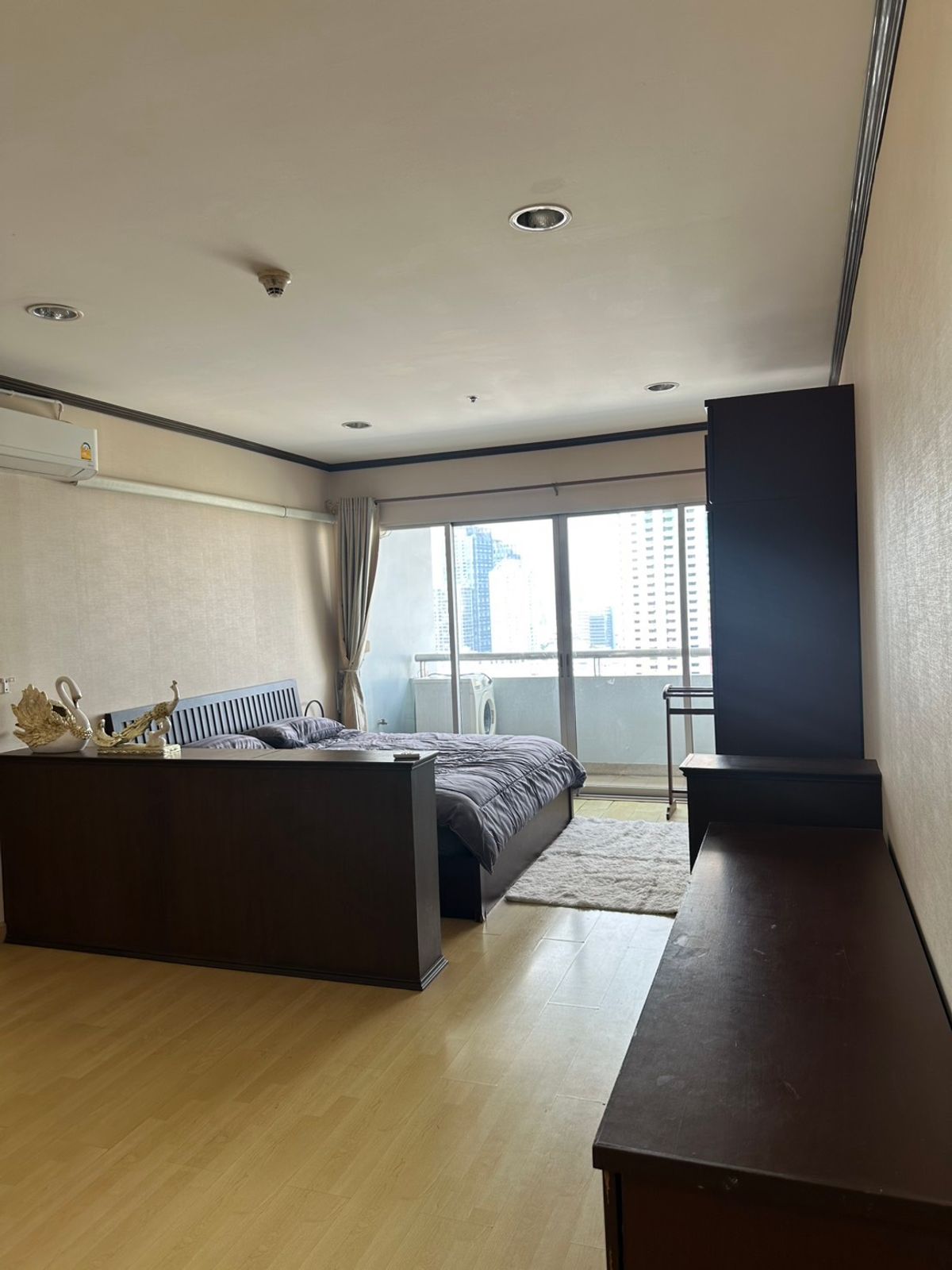 For RentCondoRatchathewi,Phayathai : The room is available for rent very quickly. Platinum Condominium. Interested, please contact Line: 0889656914. Hurry and contact us.