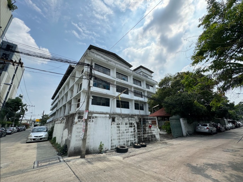 For RentWarehouseSamut Prakan,Samrong : Large warehouse for rent with 5-storey office building, Soi Bearing, Samrong, Samut Prakan, usable area 7,200 square meters on land area 1-3-11 rai (711 square wa)