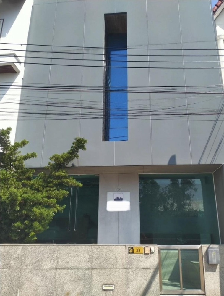 For RentShophouseLadkrabang, Suwannaphum Airport : For rent, 3-storey building for office use, 2 bathrooms, Soi On Nut 88/4, land size 21 sq m, usable area 25 sq m, width 8 meters.