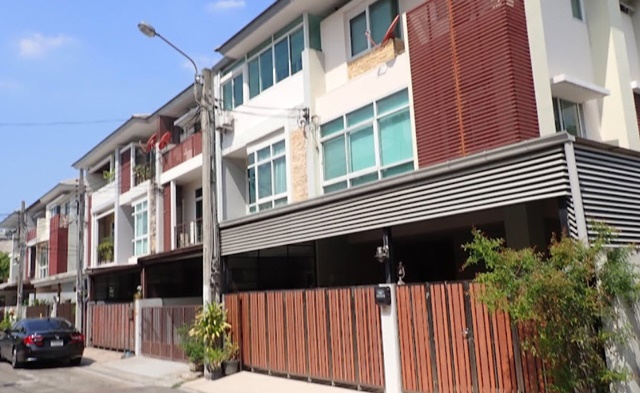 For RentTownhouseRama3 (Riverside),Satupadit : Narathiwat 3-storey townhouse 3bed Sathorn Mai Inter Sch 1.4km. 3bath NONSRI 16-24 BRT Nararam3 0.7k