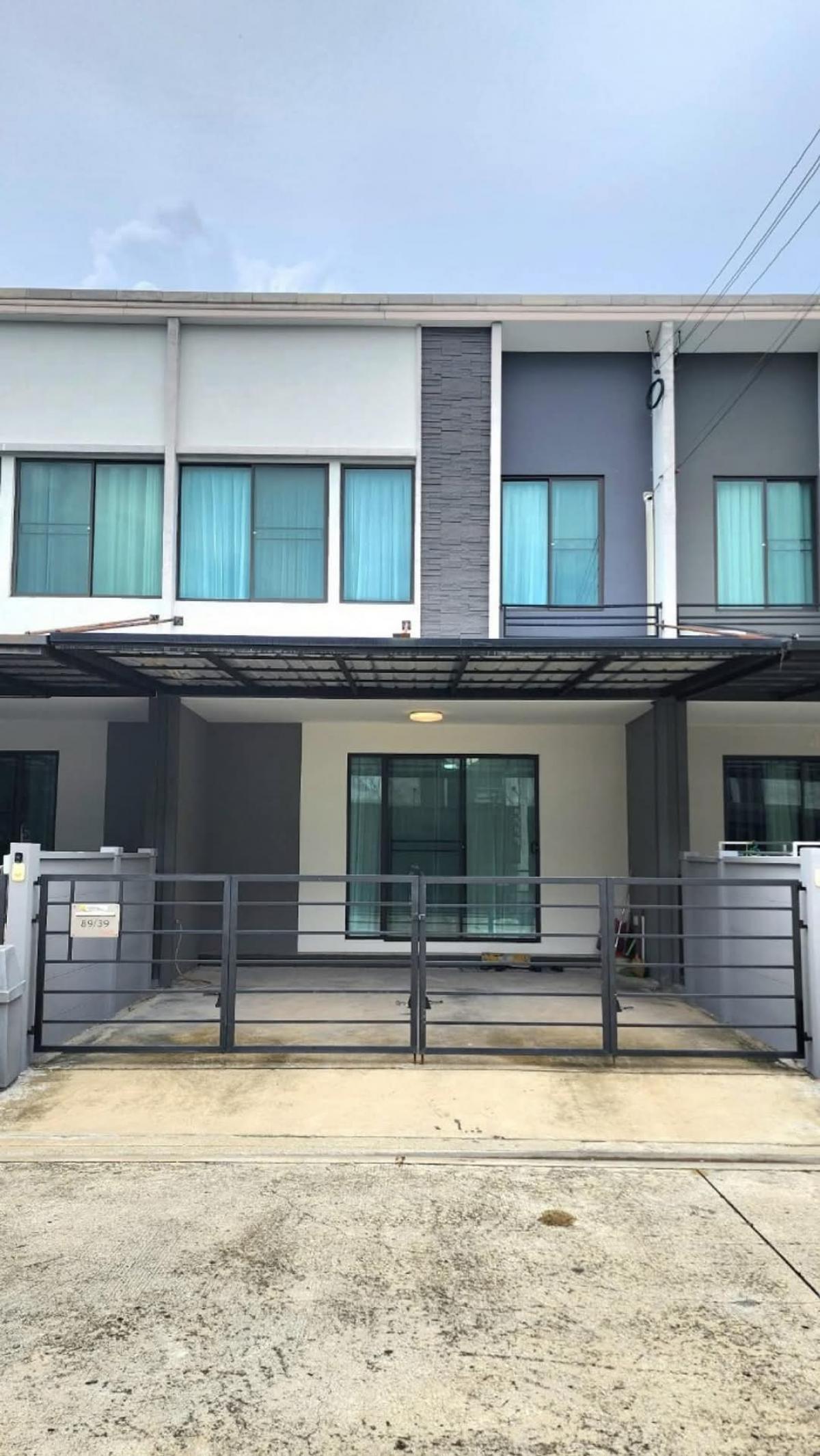 For SaleTownhousePathum Thani,Rangsit, Thammasat : 🏘️🏘️Pleno Phahon Yothin Rangsit, 2-storey townhouse, near Future Park Rangsit, only 7 minutes, 3 bedrooms, 2 bathrooms, located in Soi 3 in front of the village, newly decorated throughout the house, with double-layer light-filtering curtains in every roo