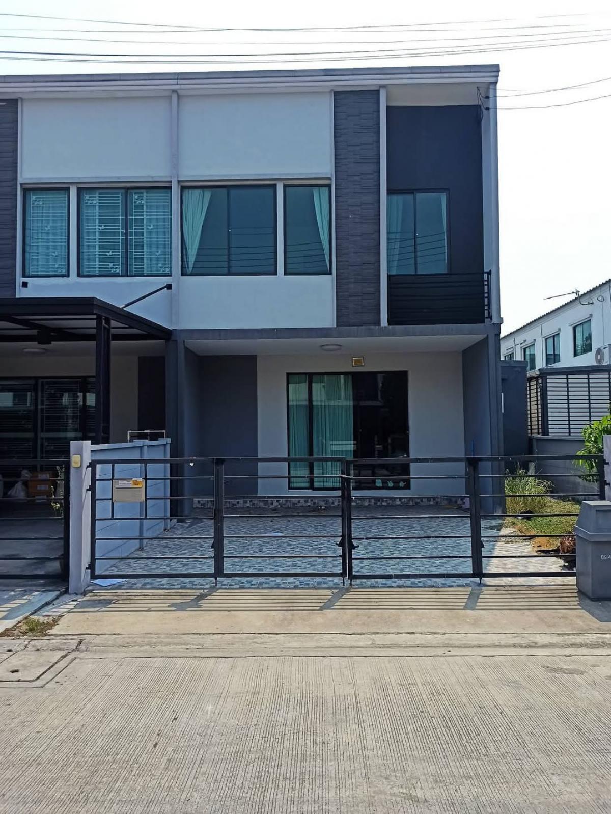 For SaleTownhousePathum Thani,Rangsit, Thammasat : 🏘️🏘️Pleno Phahon Yothin Rangsit This room is a corner room, private, newly decorated throughout the house, 3 bedrooms, 2 bathrooms, ready to move in, near the main road, convenient travel, Future Park Rangsit 7 minutes to reach.