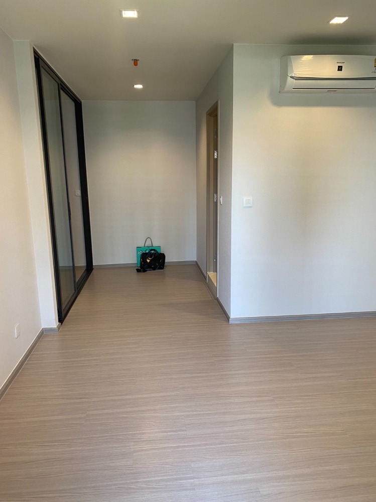 For RentCondoThaphra, Talat Phlu, Wutthakat : Condo for rent: Life Sathorn Sierra, only 150 meters from BTS Talat Phlu Station.