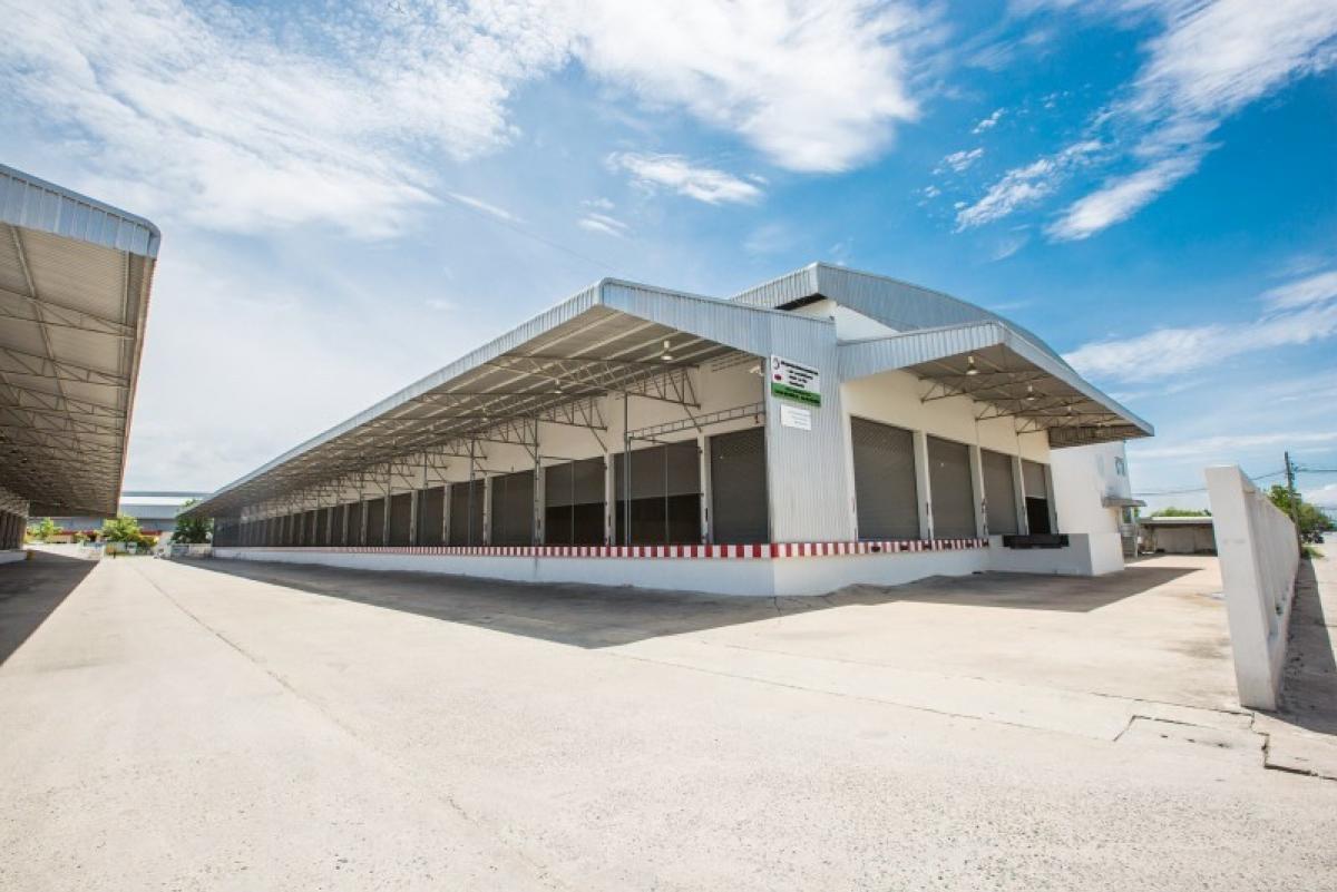 For RentWarehouseSamut Prakan,Samrong : Warehouse for rent near Khang Phli Industrial Estate, size 1,125 sq m., high quality raised floor building, convenient loading and unloading of goods, 24-hour security guard, CCTV around the project, with free express repair service throughout the lease c