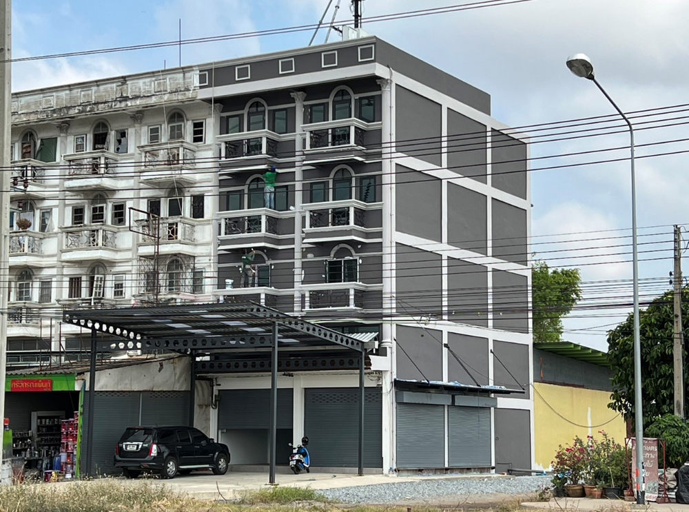 For SaleShophouseSamut Prakan,Samrong : For inquiries, call: 081-922-8029. For sale/rent: 4.5-storey commercial building with warehouse (behind the building), area 100 square wah, on Phraeksa Road, Mueang Samut Prakan, near Bangpoo Industrial Estate.