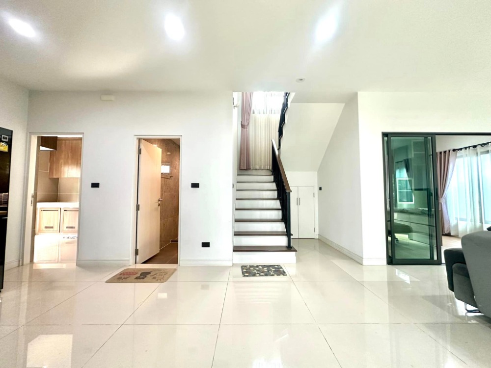 For SaleHouseRama 2, Bang Khun Thian : For sale: Luxury single house, Burasiri Village, Rama 2, from Sansiri. Corner house with garden on the side of the house, shady atmosphere, suitable for living.