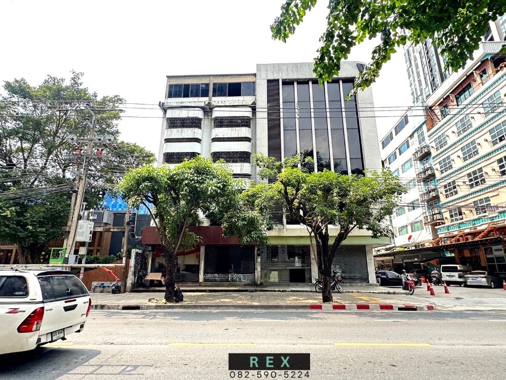 For RentShophouseSukhumvit, Asoke, Thonglor : For rent: Commercial building, Ekkamai, Thonglor, Sukhumvit - 4 units, 6 floors, usable area 1,400 sq m.. Near BTS Ekkamai