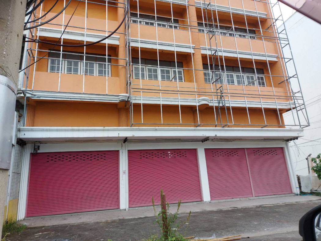 For RentShophousePathum Thani,Rangsit, Thammasat : Commercial building for rent, 4.5 floors, 3 units, on the main road, at the entrance to Soi Jai Uea, opposite the Saem Suk factory, Pathum Thani, very good location, suitable for business.