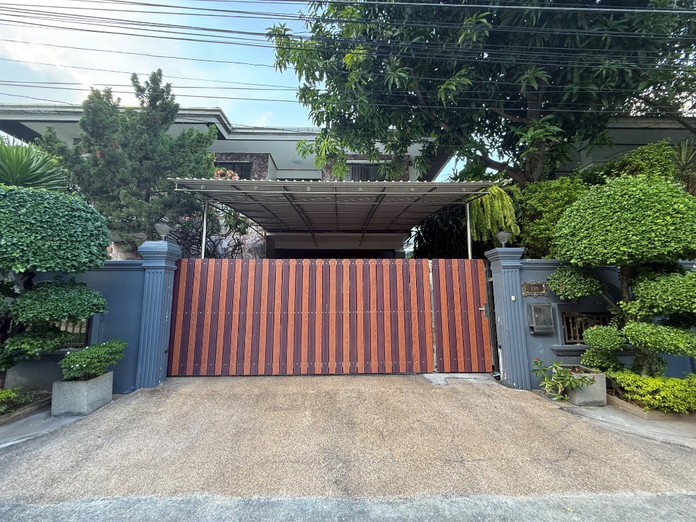 For RentHouseRamkhamhaeng, Hua Mak : 2-storey detached house with furniture, beautifully decorated, for rent in Ramkhamhaeng-Bangkapi area, near Bodindecha School (Sing Singhaseni), only 260 meters away.