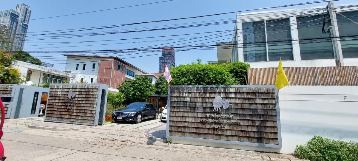 For SaleLandSukhumvit, Asoke, Thonglor : Land for sale in Soi Thonglor 8 !!Rare item !! Land 342 square wah, sold with tenant, 1,400,000 baht per square wah, negotiable price, suitable for building up to 8 floors.