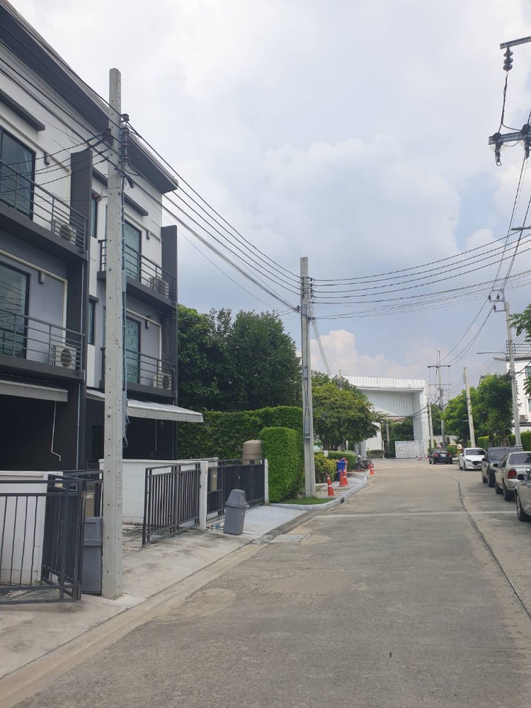 For RentTownhouseNonthaburi, Bang Yai, Bangbuathong : House for rent in the middle of the city, Ratchaphruek - Rattanathibet. The house is near the garden. Enter the village 100 meters.