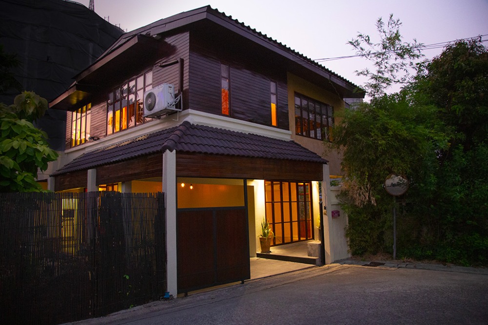 For RentHome OfficeRatchadapisek, Huaikwang, Suttisan : 2-storey home office, contemporary Thai style, good location, for rent, Ratchada-Huai Khwang area, near the University of the Thai Chamber of Commerce, only 1 km.