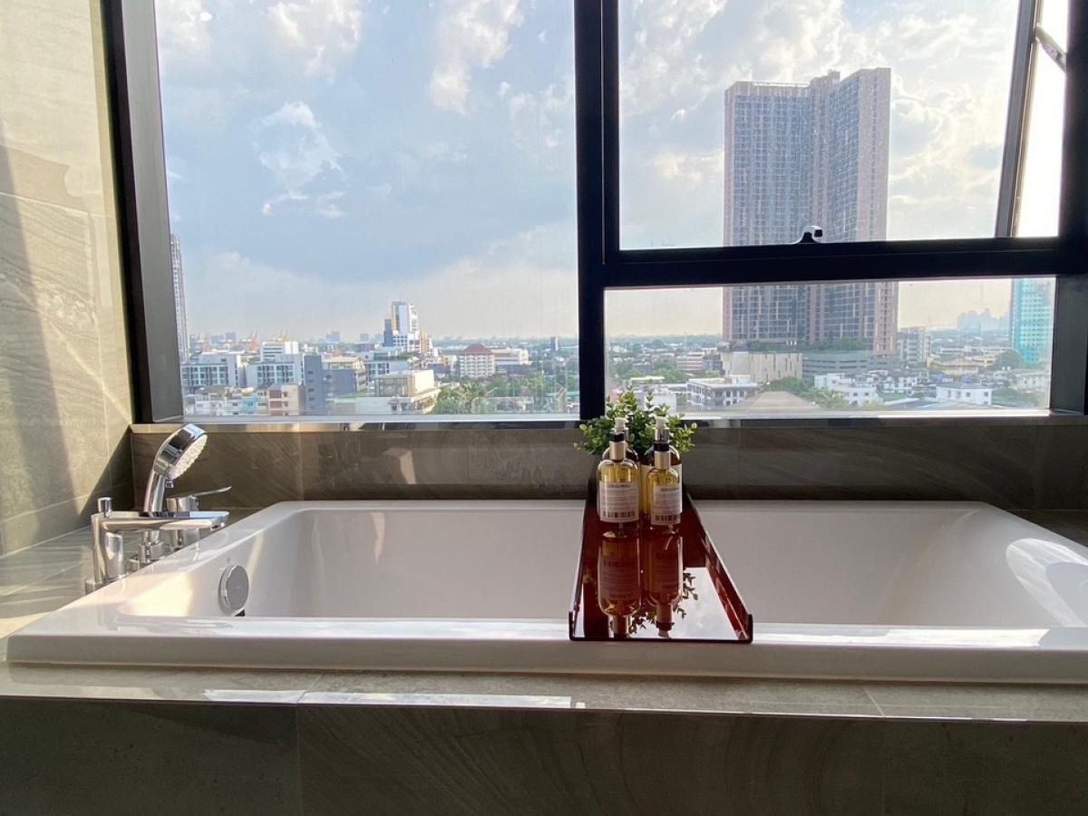 For SaleCondoSukhumvit, Asoke, Thonglor : Urgent sale, Ideo Q Sukhumvit 36, building closing promotion, free common area fees for 10 years, 1 bedroom with bathtub, 45 sq m, closed kitchen, contact 0649324645 Ken