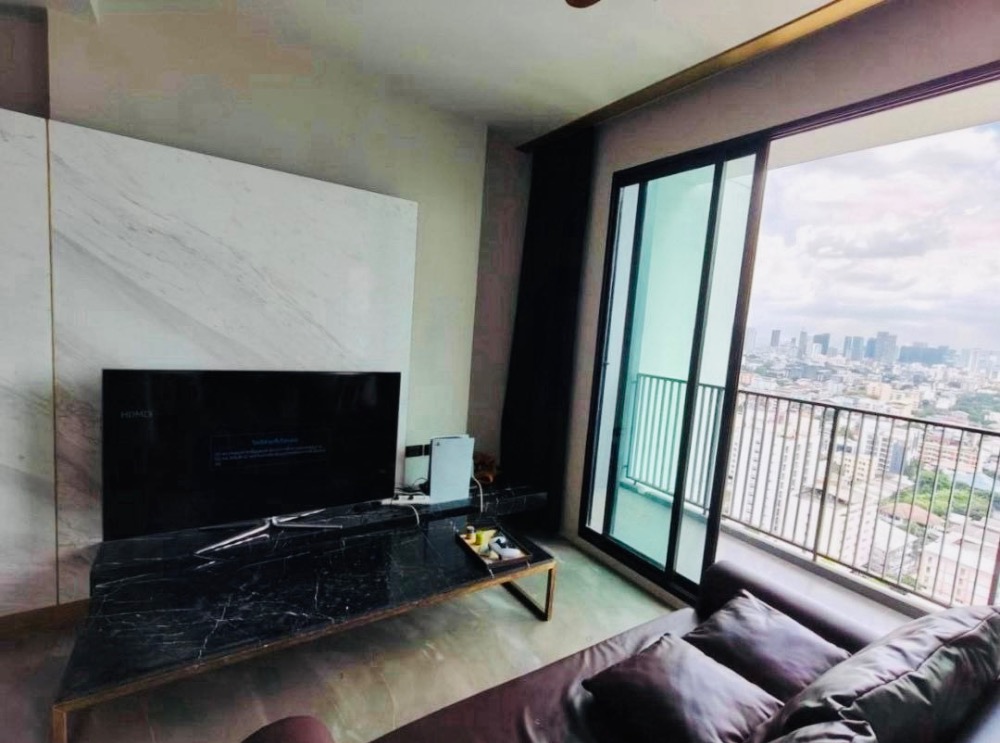 For RentCondoRatchadapisek, Huaikwang, Suttisan : ✨ For Rent: Quinn Condo Ratchada 17 – Luxurious, Spacious, and Convenient! Premium quality with top-notch security, close to shopping and entertainment!