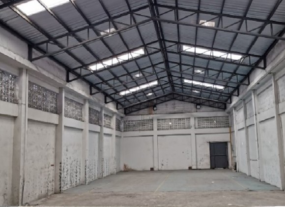 For RentWarehouseBangna, Bearing, Lasalle : For Rent: Warehouse with 3-storey office for rent, land area 168 square wah, total usable area 700 square meters, very good location, on King Kaew Road, not deep into the alley, ten-wheel trucks can enter and exit.