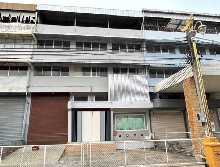 For RentWarehouseBangna, Bearing, Lasalle : For Rent for rent, warehouse with 3 -storey office, 230 square meters of land, a total use of 924 square meters. Very good location on King Kaew Road. Not deep into the alley The trailer can enter.