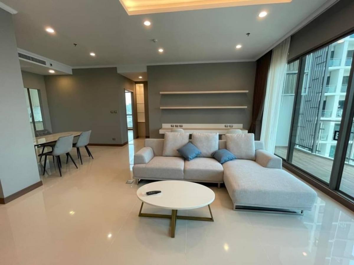 For RentCondoSukhumvit, Asoke, Thonglor : 📢👇Come and stay in the center of Bangkok close to ‘Em district: Emporium, EmQuartier, Emsphere, IKEA. 3 bedrooms near BTS Phromphong, unblocked view, long balcony, clean and clear unit