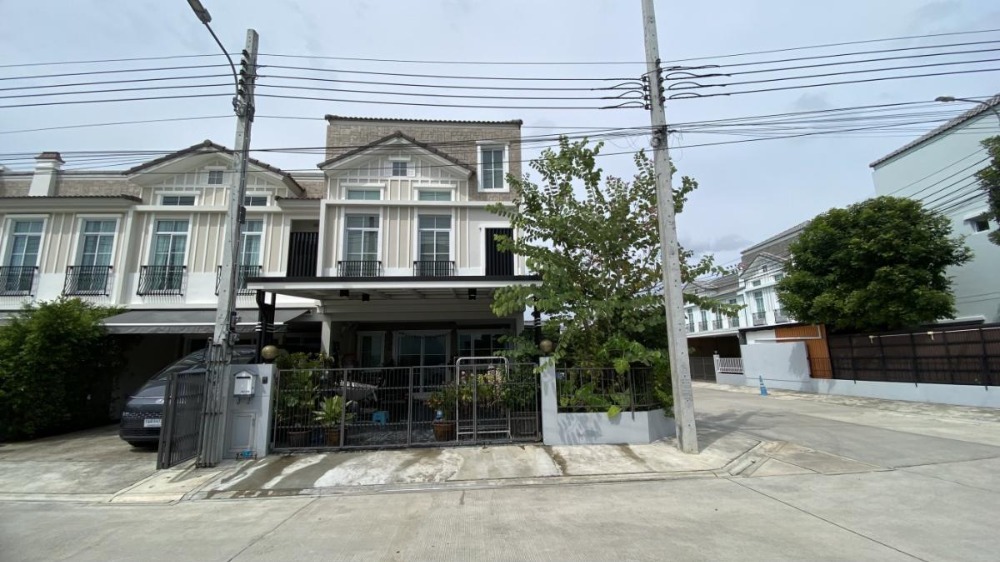 ให้เช่าทาวน์เฮ้าส์/ทาวน์โฮมบางนา แบริ่ง ลาซาล : Corner unit with a loft and big front yard