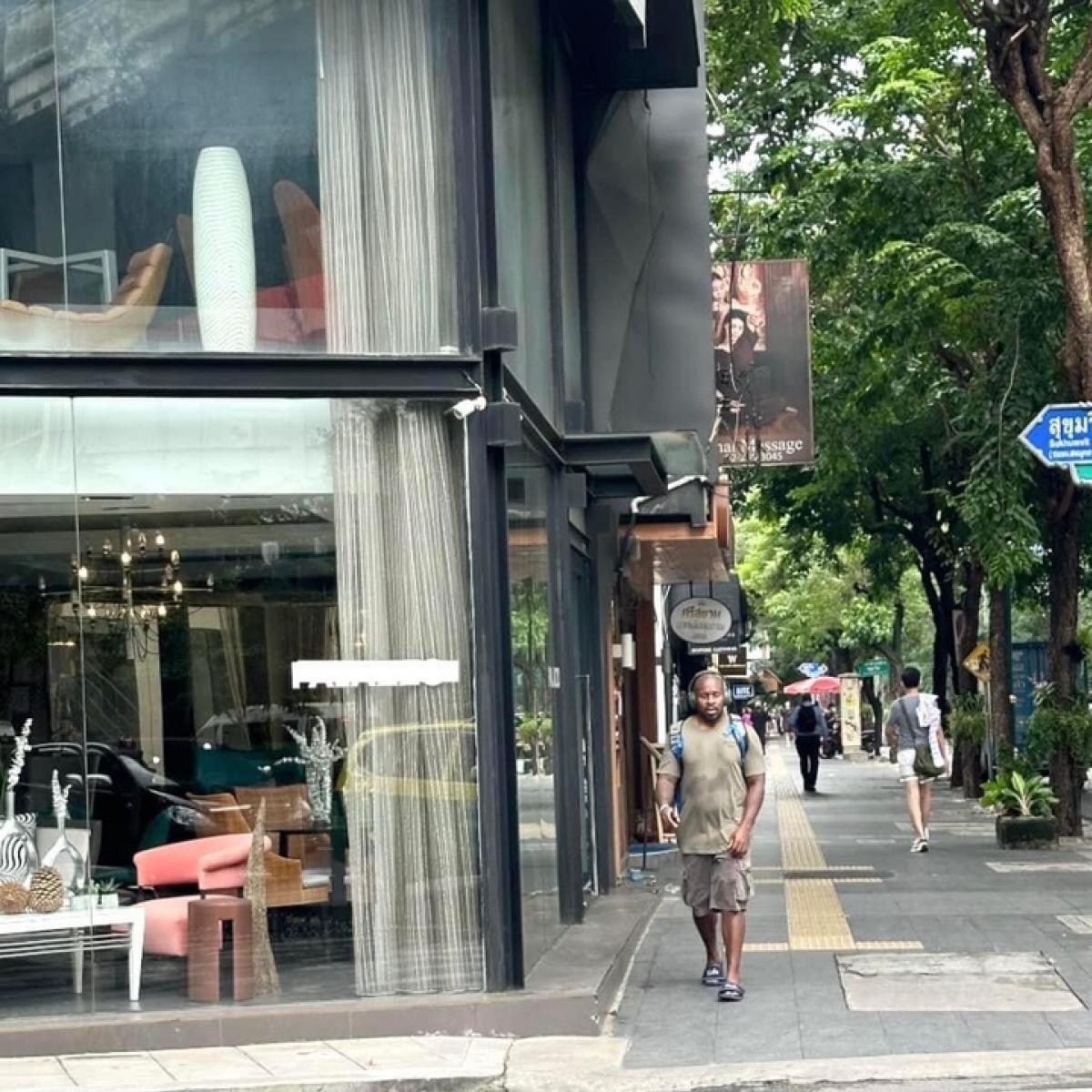 For RentShop HouseSukhumvit, Asoke, Thonglor : For rent: Commercial building, Soi Sukhumvit 43, size 325 sq.m., only 690,000/month, contact 086-795-9997 (Jimmy)