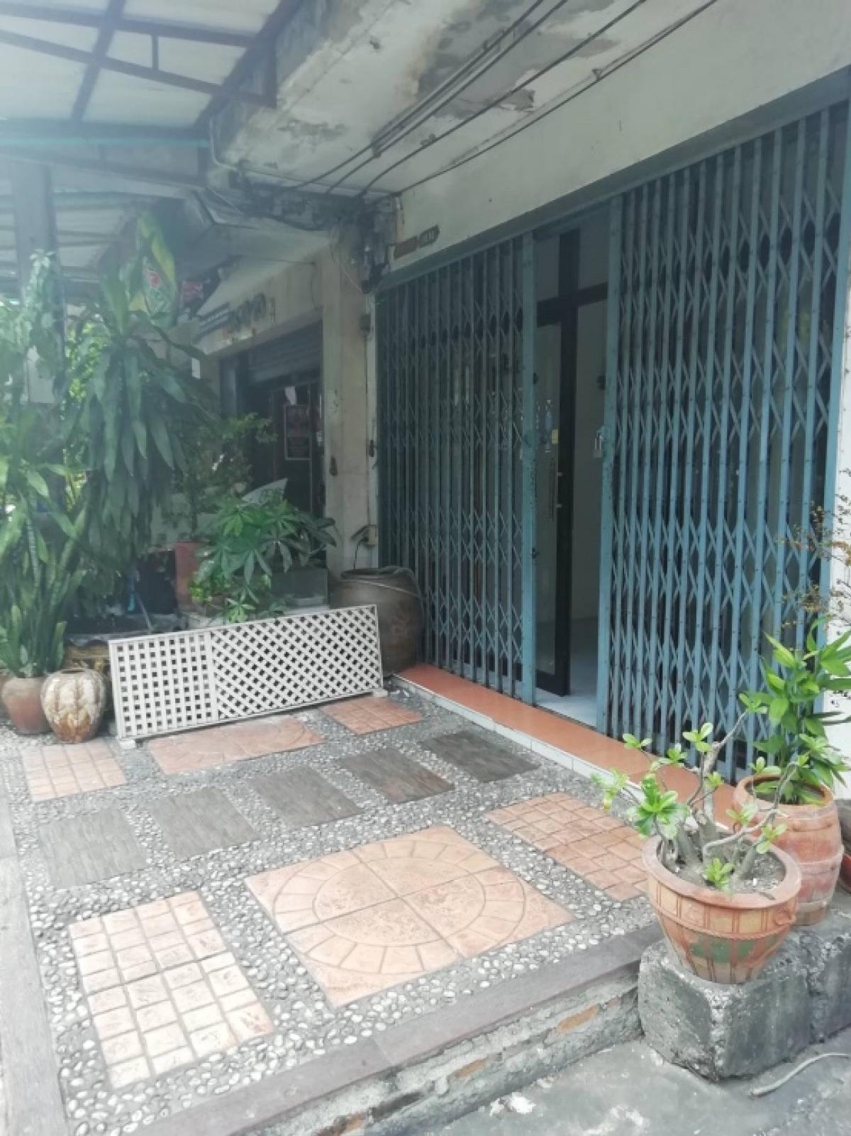 For RentShophouseWongwianyai, Charoennakor : Urgent!! 4-storey building for rent, near BTS Wongwian Yai, very good location, can park a car, if interested call: 0922829196